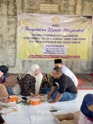 Tim Pengabdian Unnes mengedukasi pembuatan batik ecoprint